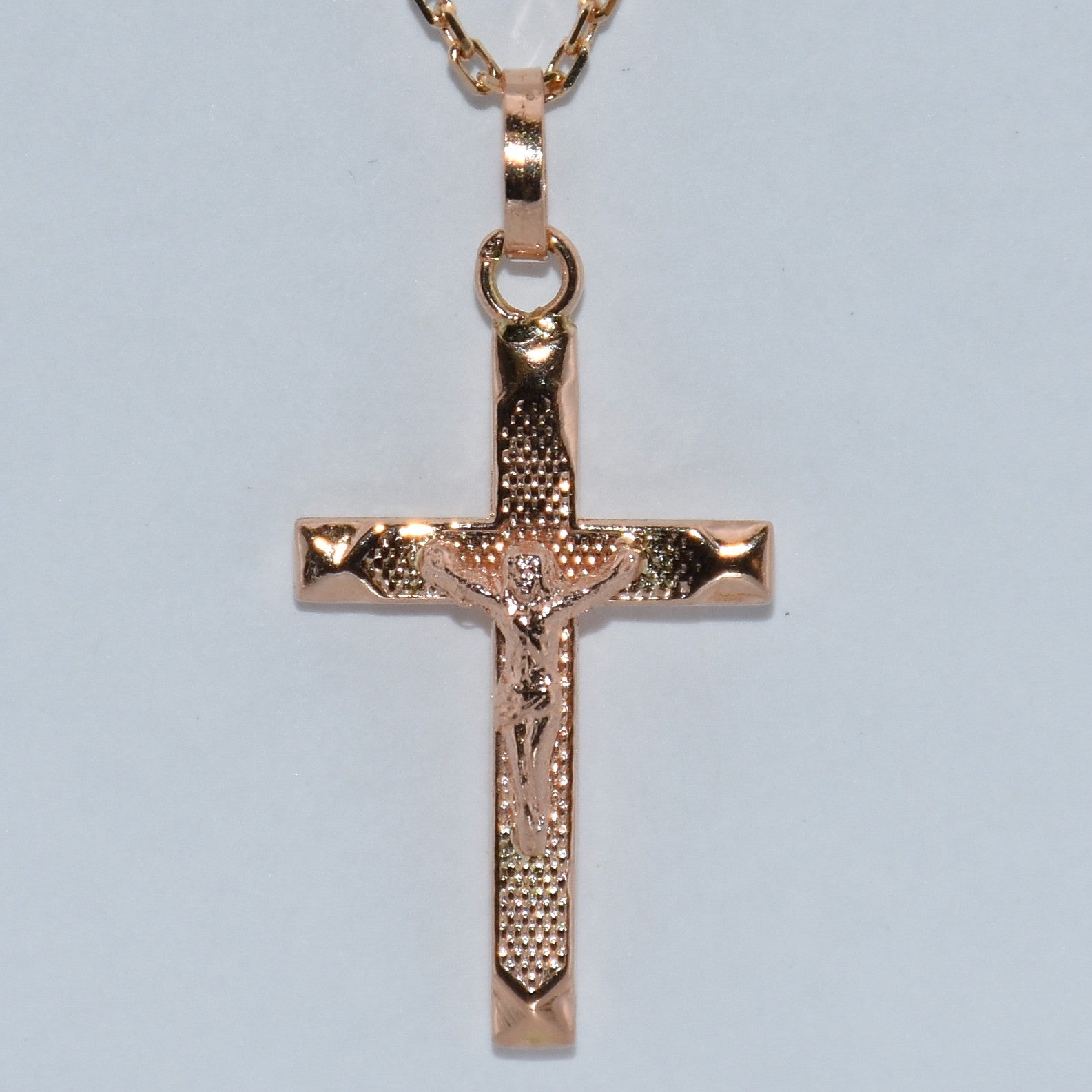 19.2K Portuguese Gold | Small Detailed Crucifix Pendant