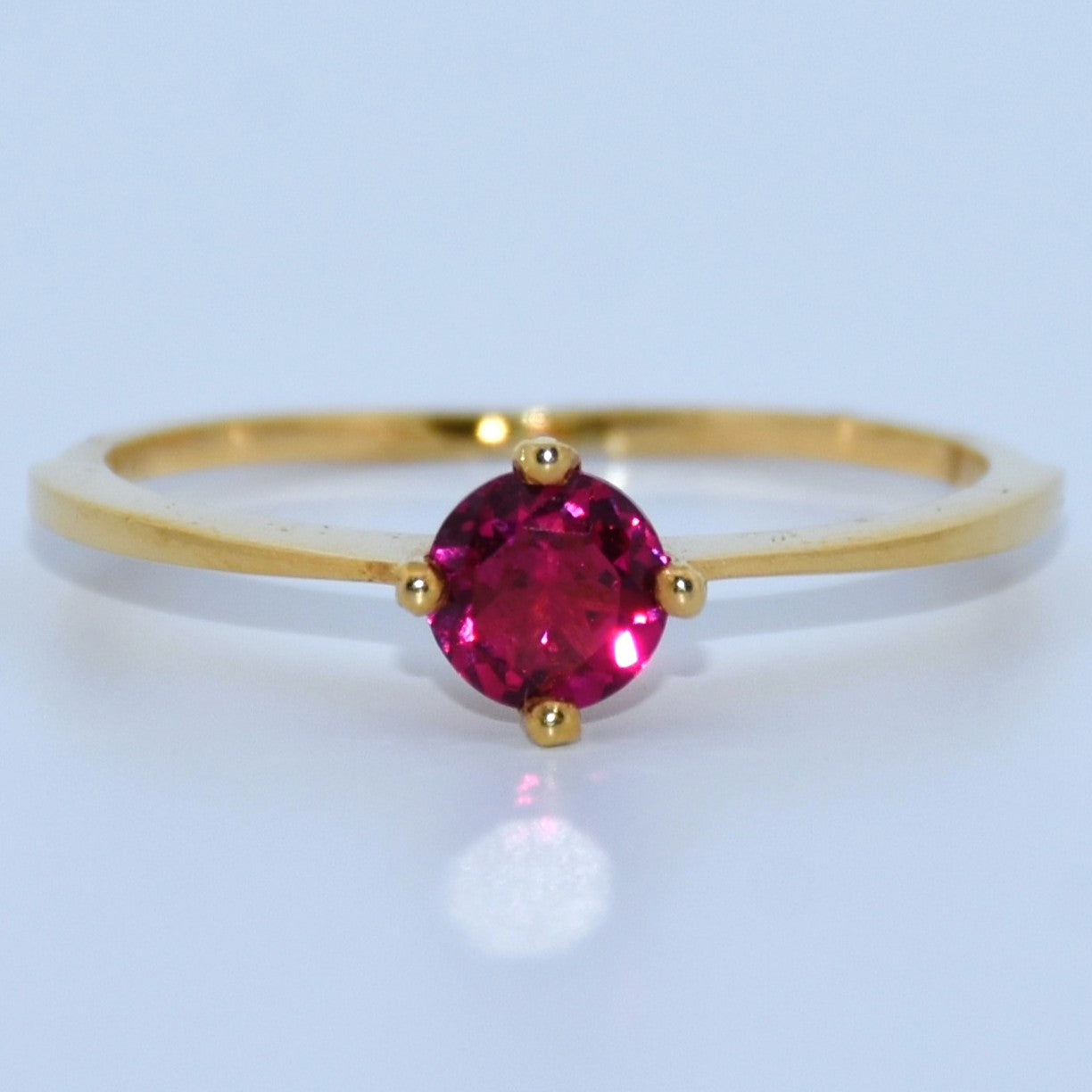 19.2K Portuguese Gold | Garnet Round Stone Ring