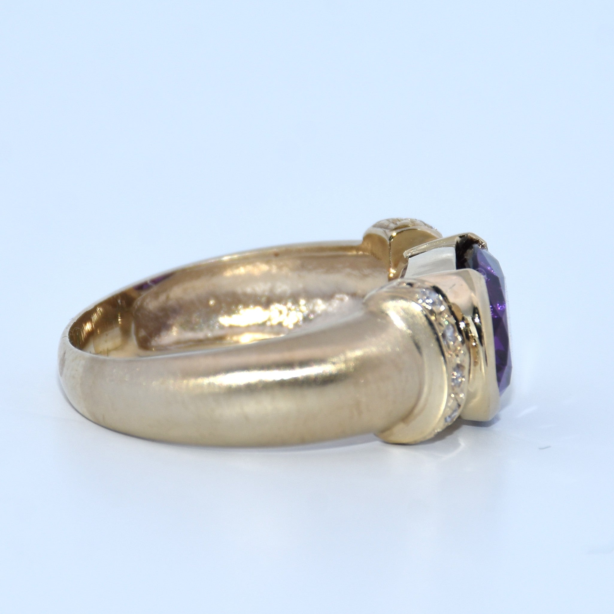 19.2K Portuguese Gold | Round Ring Vintage Amethyst