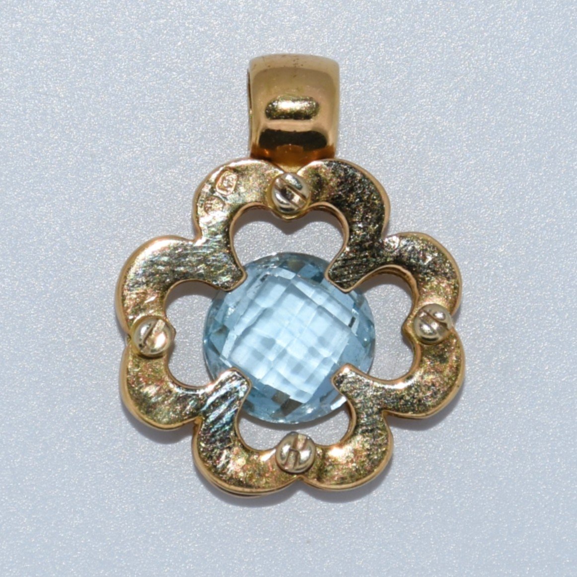 19.2K Portuguese Gold | Clover Shaped Pendant with Stone