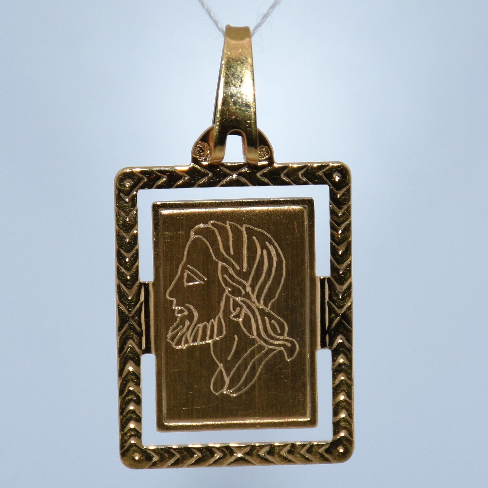 19.2K Portuguese Gold | Jesus Sketch Pendant