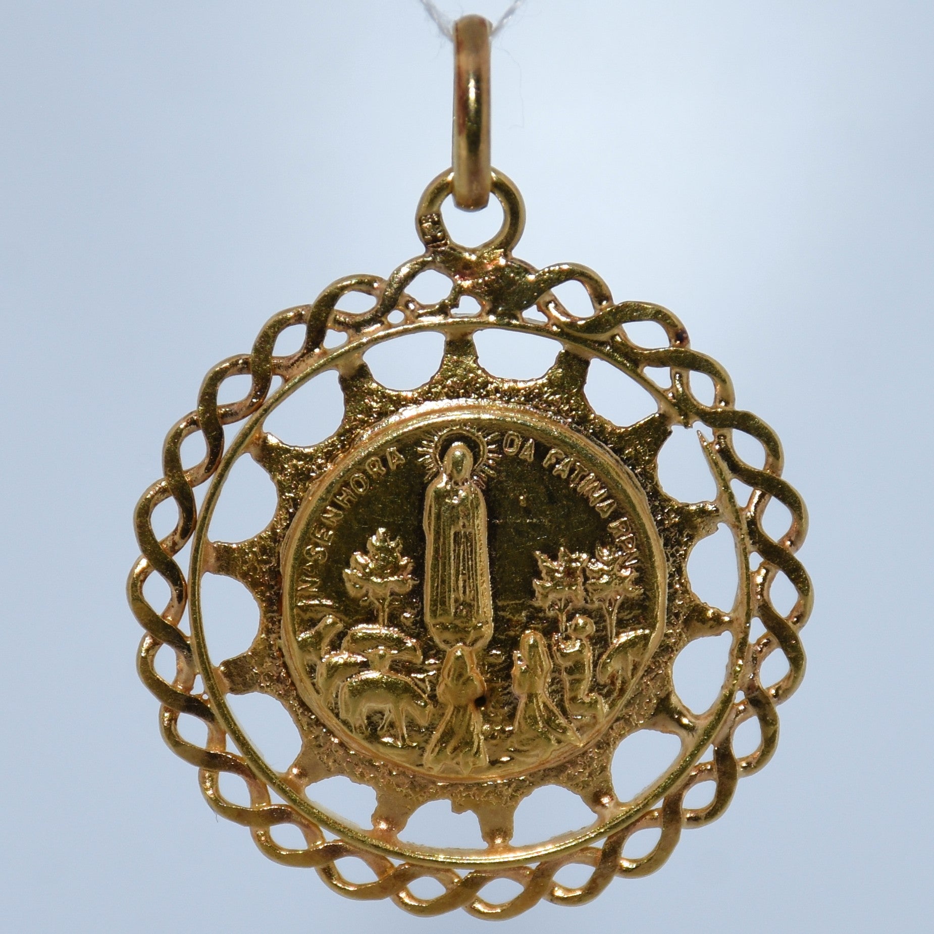 19.2K Portuguese Gold | Our lady of Fatima Filigree Pendant