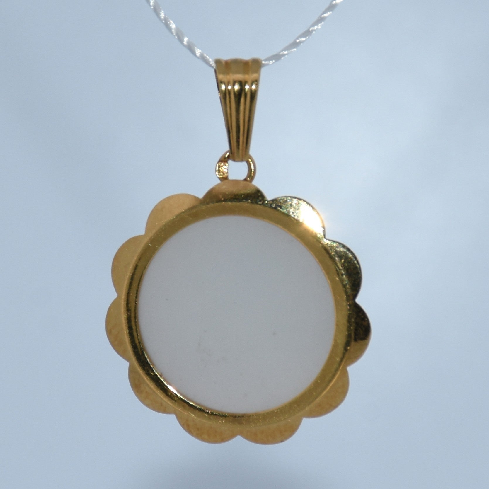 19.2K Portuguese Gold | Mother of Pearl Pendant