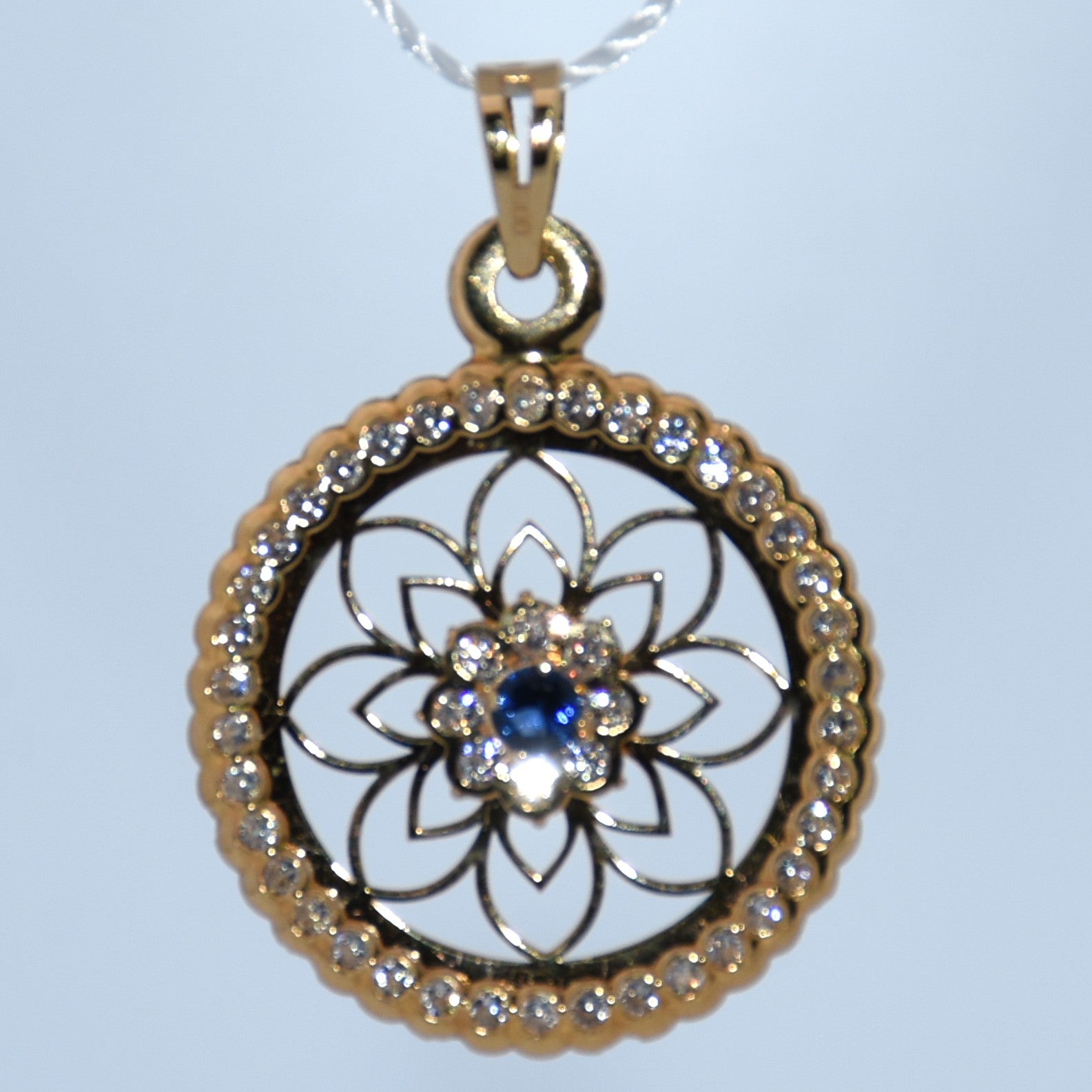 19.2K Portuguese Gold | Blue Round Floral Pendant