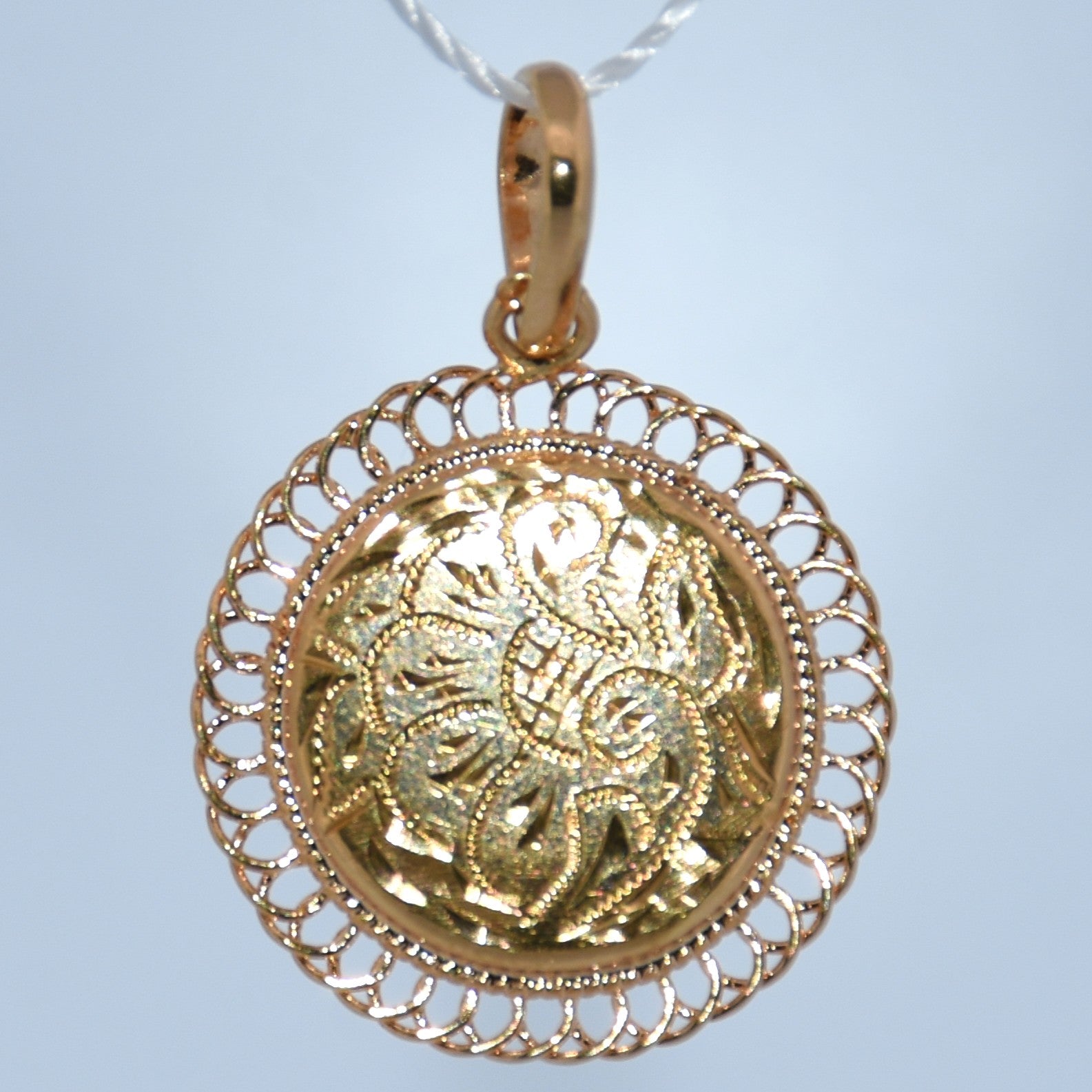 19.2K Portuguese Gold | Round Floral Pendant