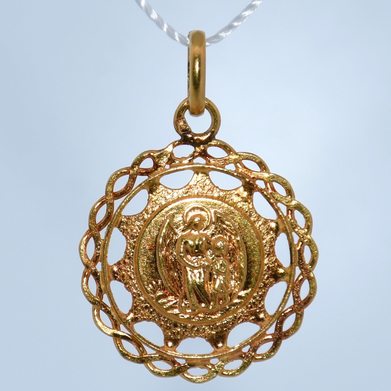 19.2K Portuguese Gold | Detailed Communion Pendant