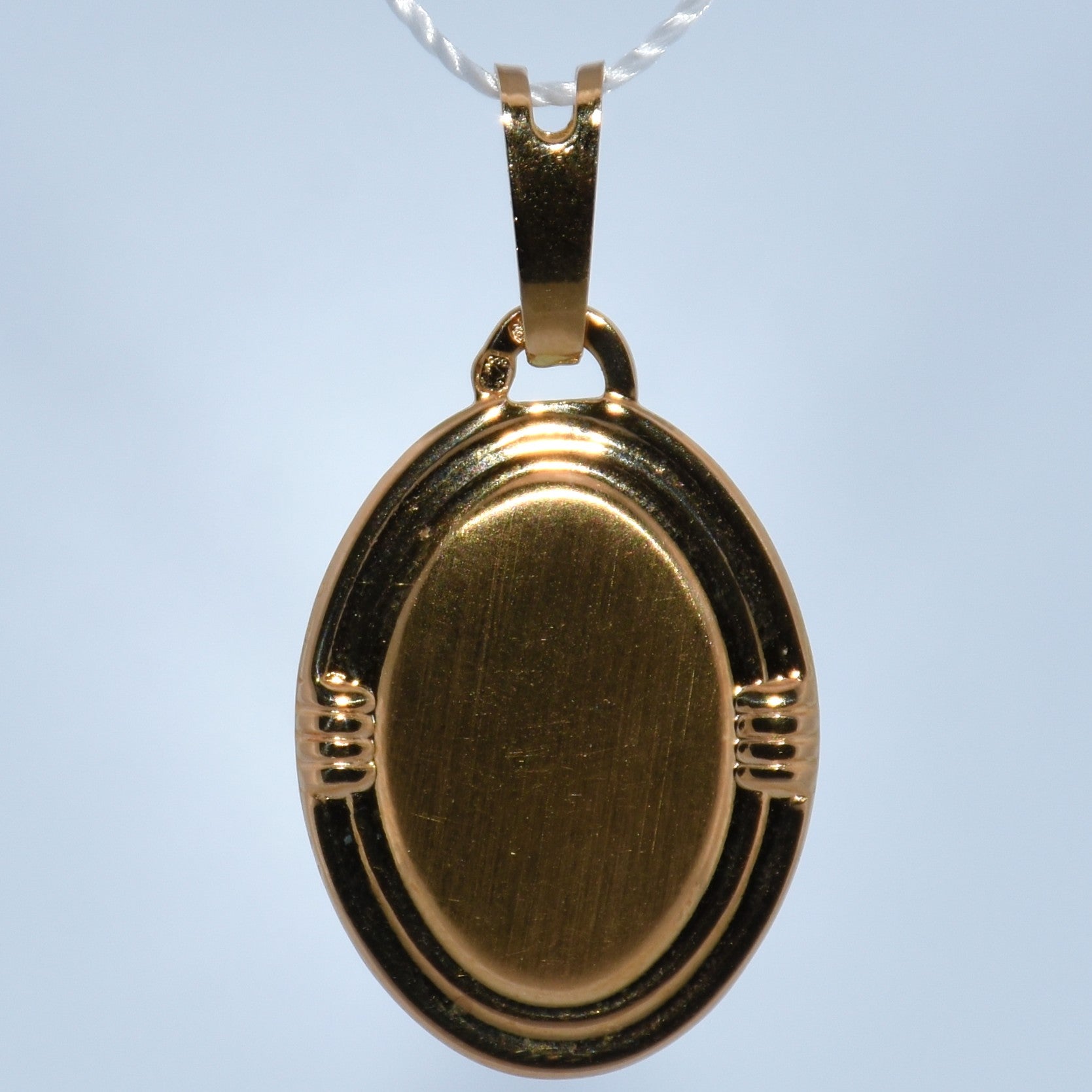 19.2K Portuguese Gold | Oval Engravable Pendant