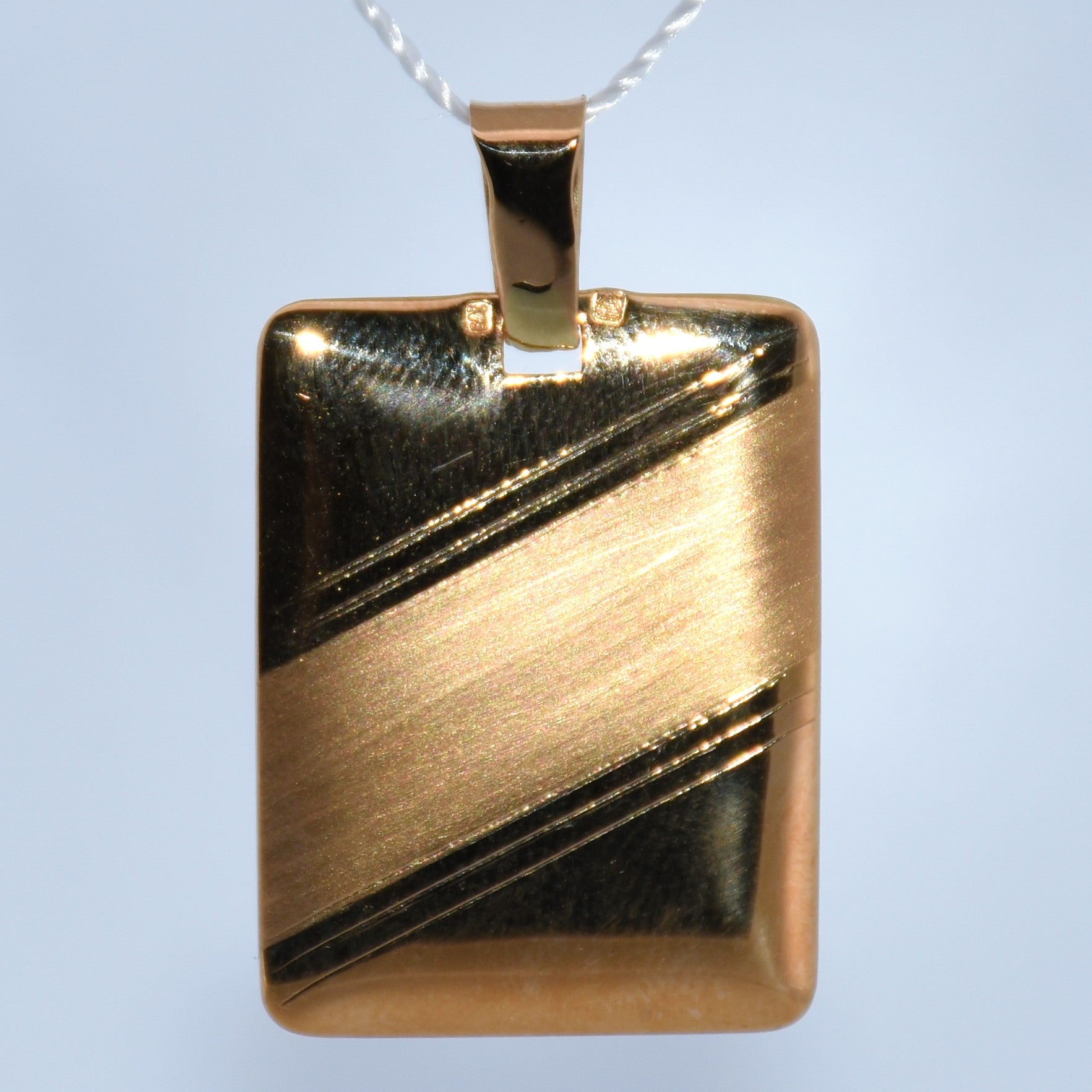 19.2K Portuguese Gold | Striped Square Engravable Pendant