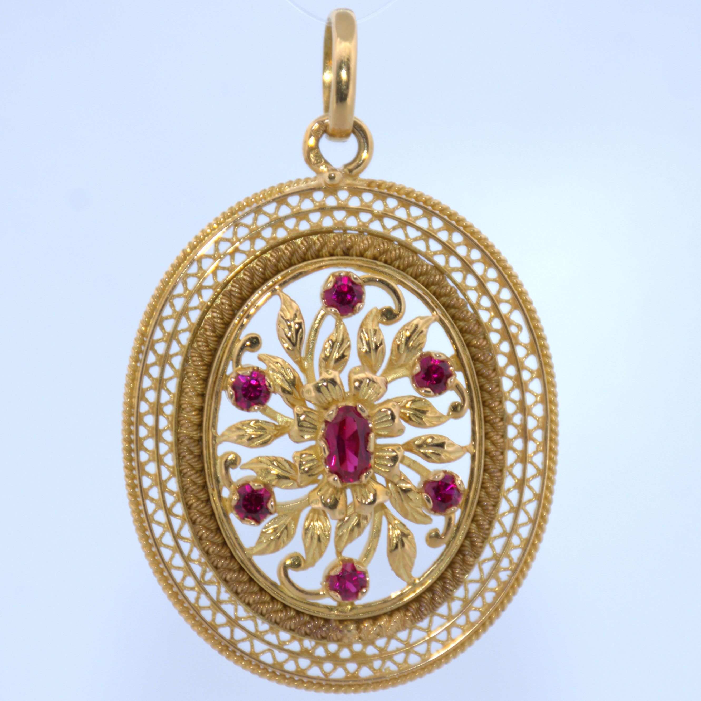19.2K Portuguese Gold | Large Round Pendant with Pink Stones