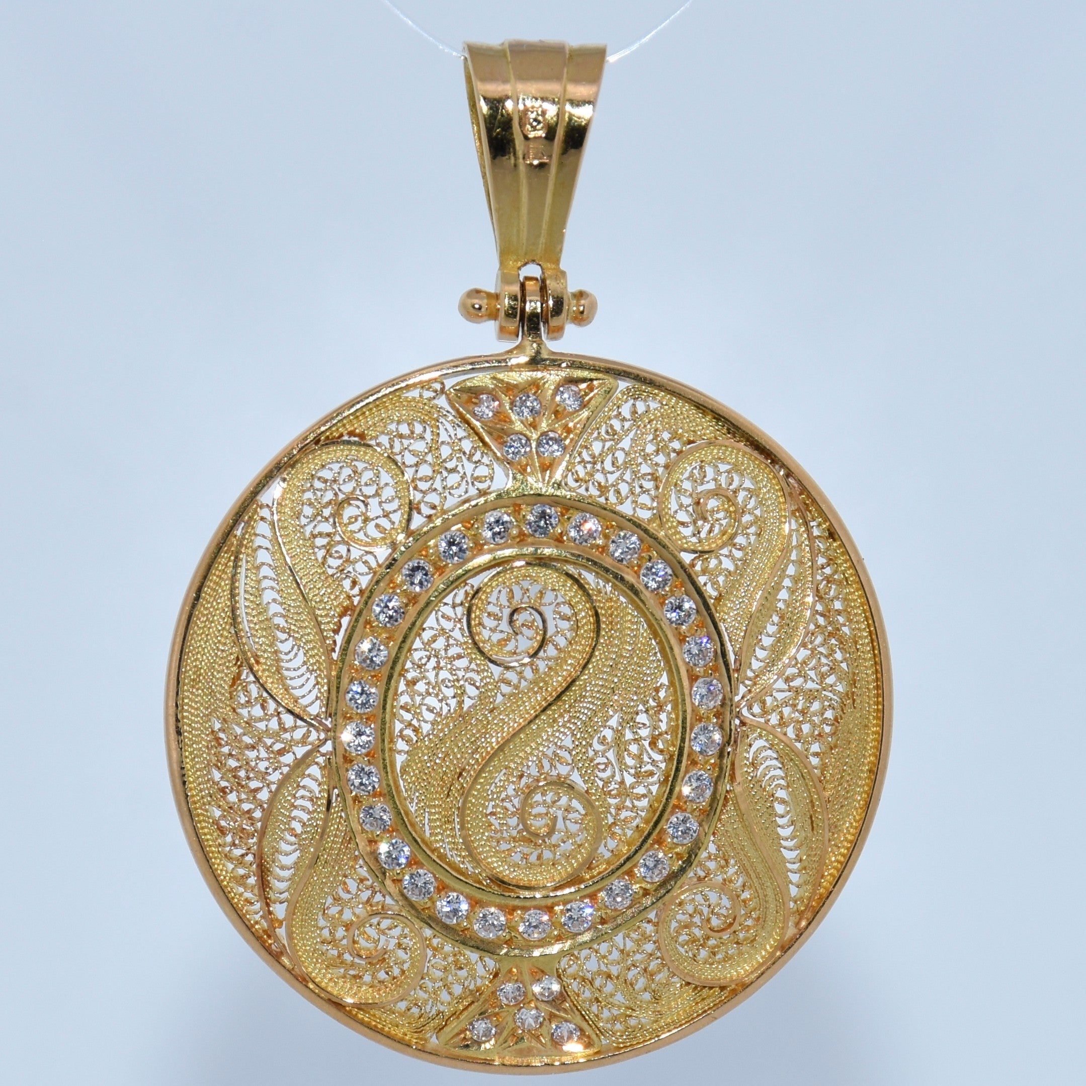 19.2K Portuguese Gold | Large Round Pendant with Stones