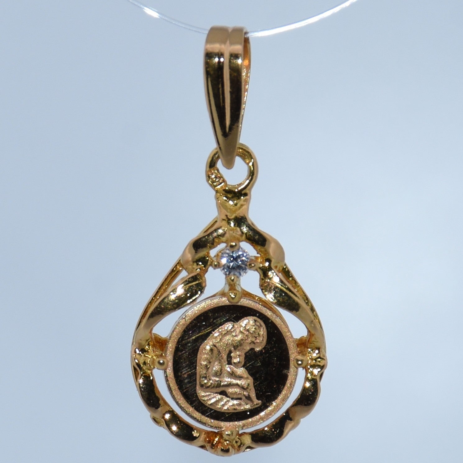 19.2K Portuguese Gold | Mother and Child Pendant