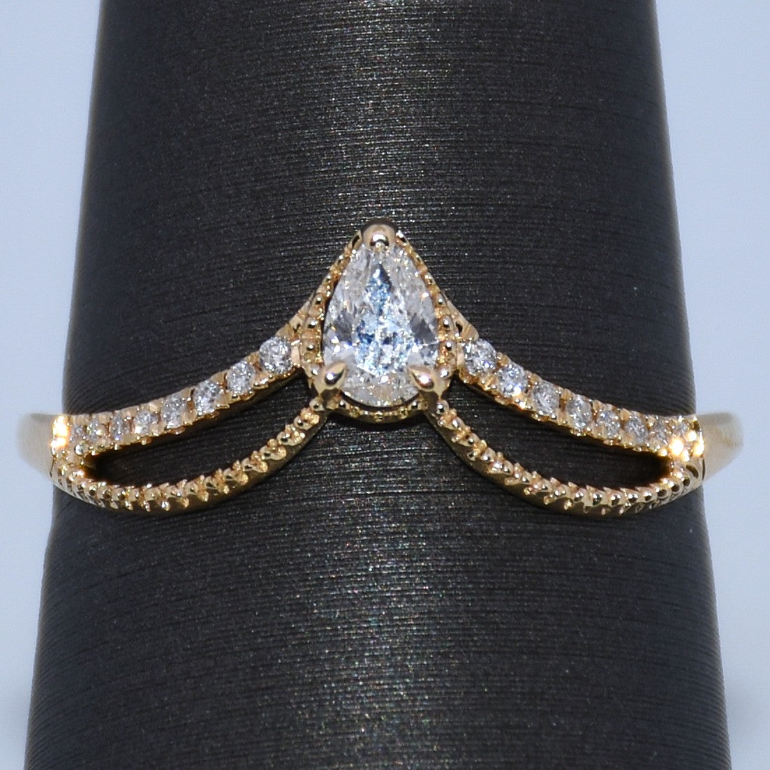14K Gold | YG Pave V Pear 0.23ct Natural Diamond Wedding Band